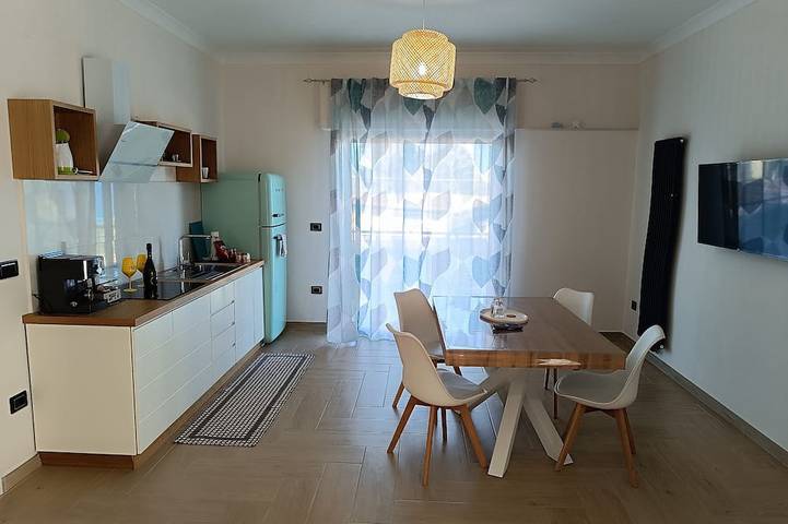 Ganze Wohnung, Komfortables Deluxe-Apartment im Zentrum von Tropea mit Balkon und Meerblick in Spiaggia del Convento, Tropea