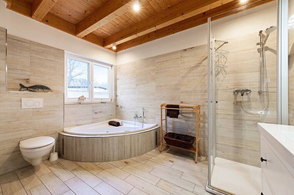 Das \"Rapsblütenhaus\" ist mit 110 m² auf zwei Ebenen ein herrlich geräumiges Ferienhaus zum Wohlfühlen und liegt im westlichen, besonders ruhigen Bereich der Ferienhaussiedlung Hülsen und auf der Terrasse wartet ein Strandkorb auf Sie und Ihre... in Kosel, Rendsburg-Eckernförde