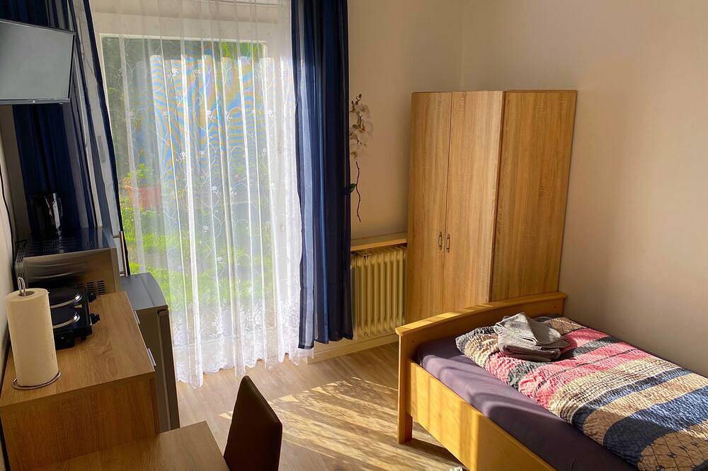 Ganze Wohnung, Ferienzimmer Fischach mit Kochgelegenheit, Dusche und Terrasse in Fischach, Bayerisch Schwaben