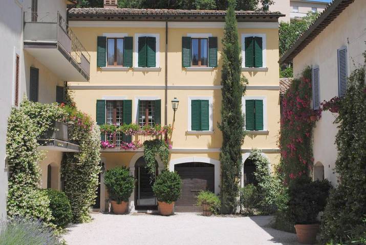 Agriturismo per 2 persone, con Terrazza e Giardino nonché Panorama a Foligno