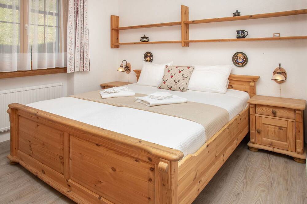 Ganze Wohnung, Angenehme Wohnung für 5 Gäste mit Pool,  W-Lan, Tv, Balkon, Haustiere erlaubt und Panoramablick in Falera, Flims Laax Falera
