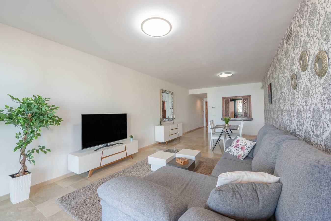Entire apartment, Apartment 'Paraíso' with Mountain Views, Wi-Fi, and Air Conditioning in Estepona, Cordillera Penibética