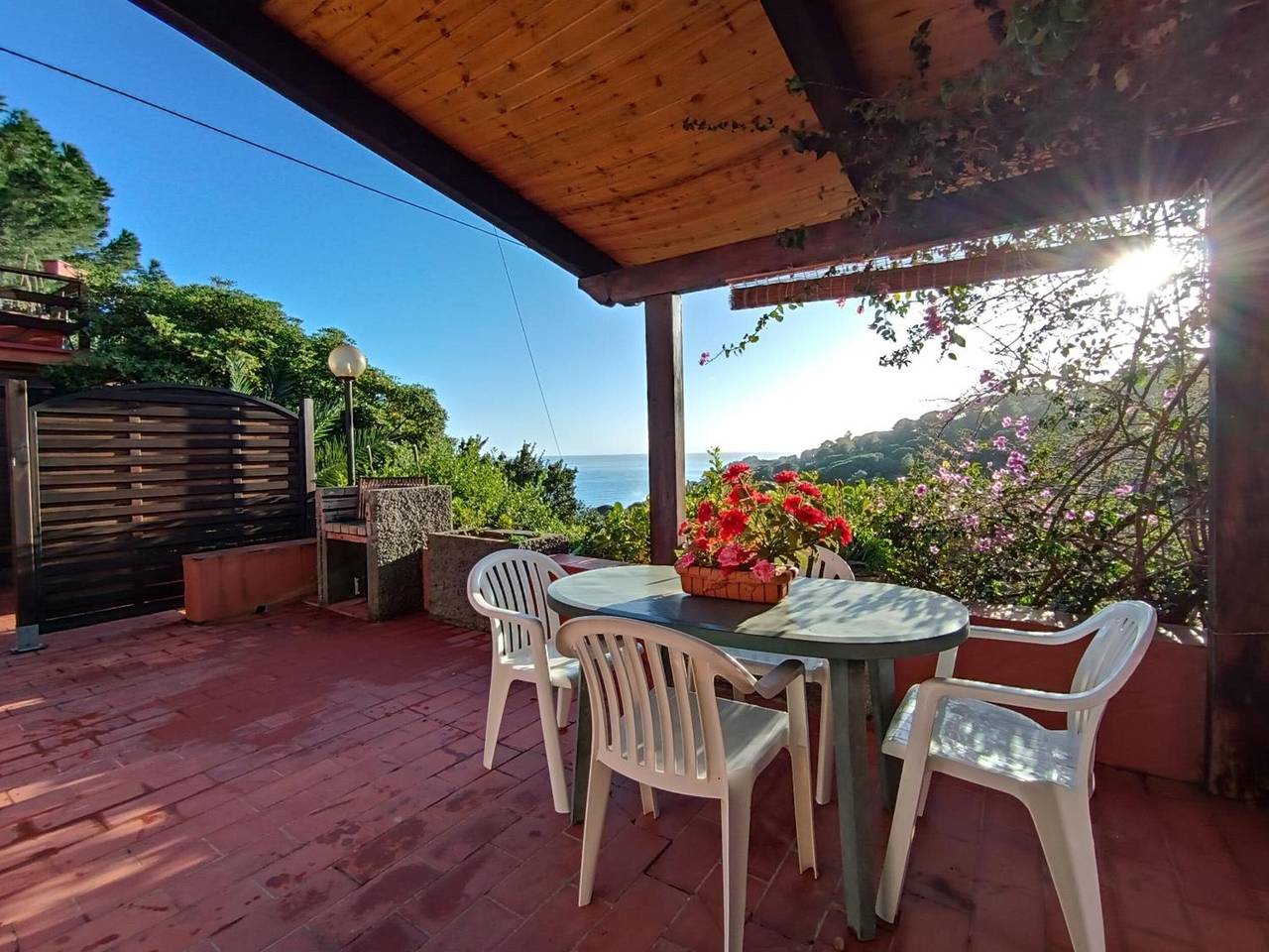 Ganze Wohnung, Villa Fiorita – Apartment Bouganville mit Meerblick zwischen Capoliveri und Morcone in Morcone, Elba