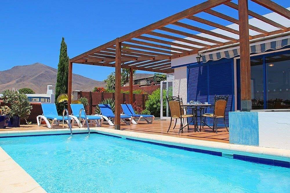 Schöne Villa, Klimaanlage, kostenloses Wi-Fi & privater Pool, in Las Coloradas, Playa Blanca. in Playa Blanca, Yaiza