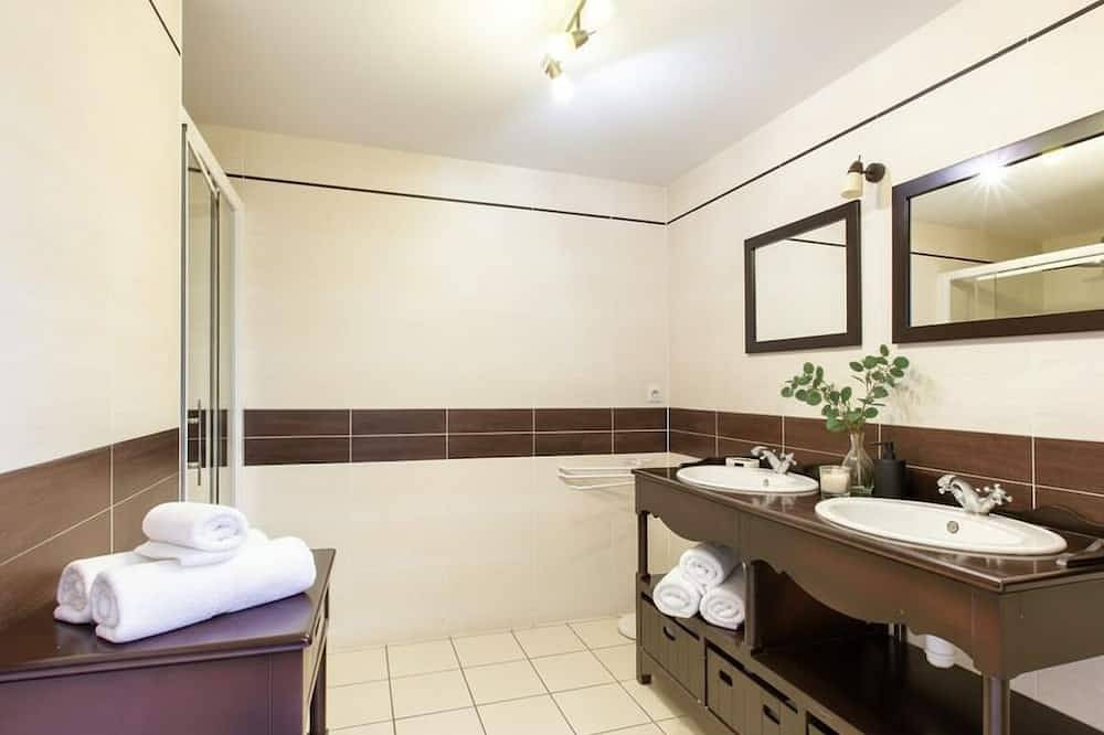 Renovated Stone House with Garden in the Heart of the Saint-Émilion Vineyards in Montagne, Libourne e dintorni