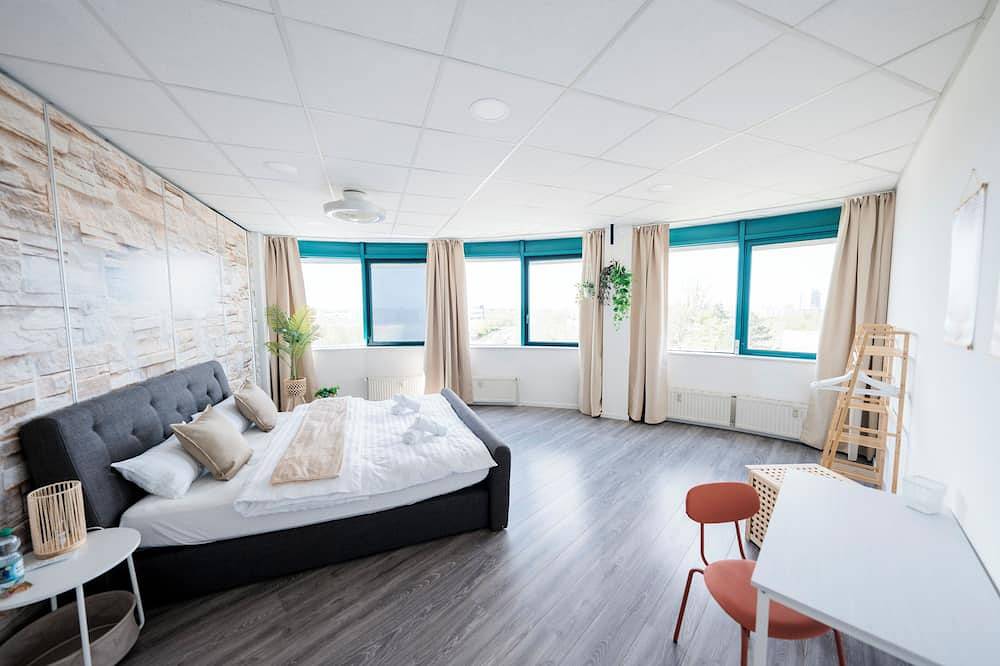 Entire apartment, Design Penthouse - 4Br - 2 Bath - Rooftop - Whirlpool - 2 Parking in Karlsruhe, Rhine Plain