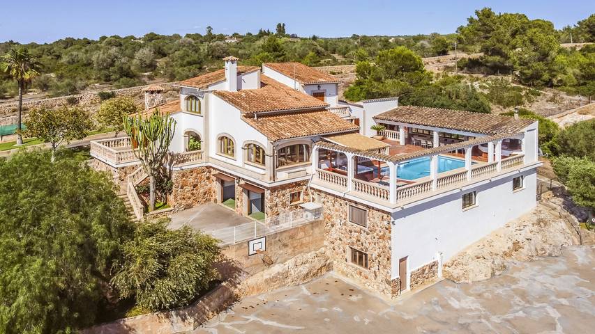 Villa für 12 Personen, mit Balkon und Whirlpool sowie Terrasse und Garten in Palma