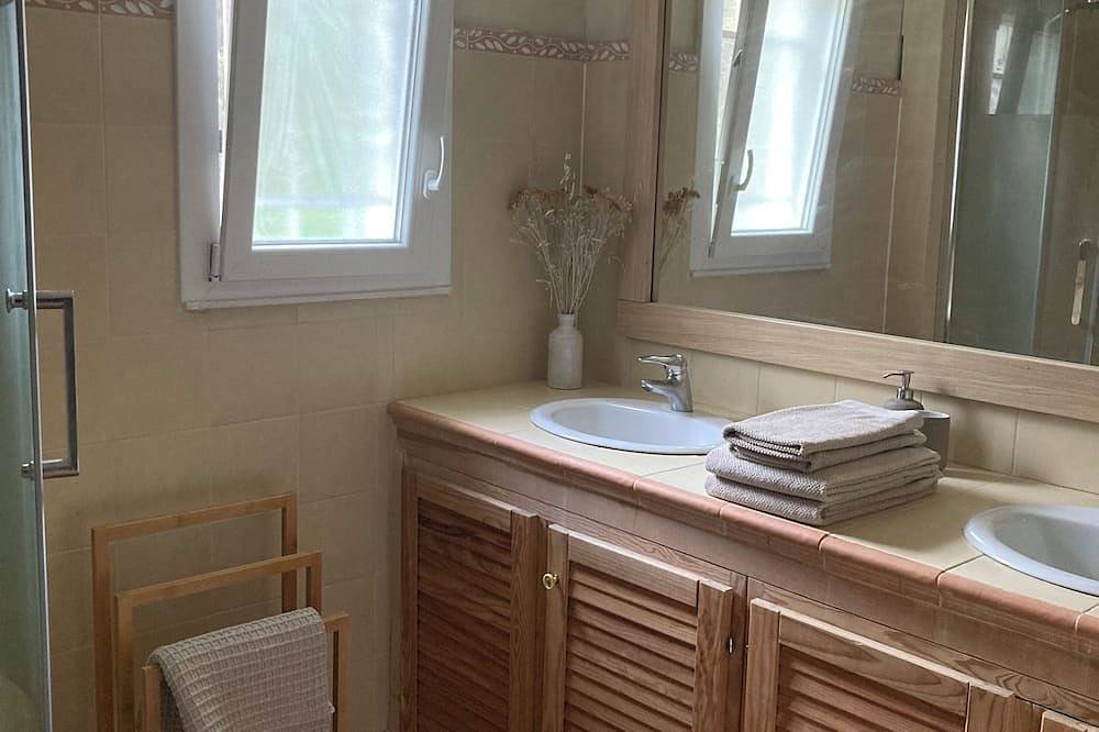 Entire apartment, Aux Mûriers en Provence in Graveson, Arles region