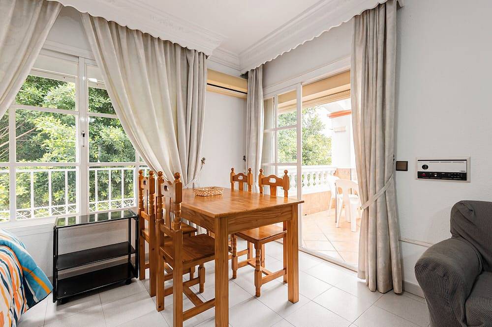 Apartamento entero, Apartamento 'Manoli' con vistas a la montaña, Wi-Fi y aire acondicionado in Campanillas, Málaga