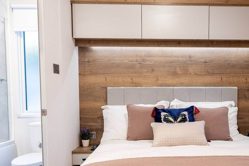 The Harris Hut - a fantastic new property on Sandhills Holiday Park, Mudeford in Mudeford, Christchurch