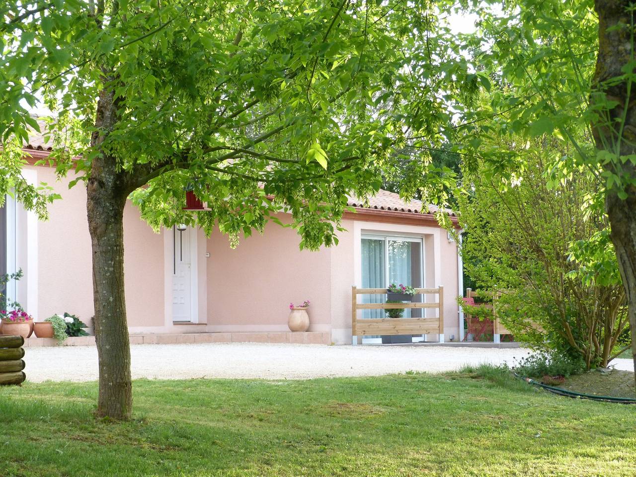 Guest Room "La Chambre Aux Oiseaux" with Private Terrace, Wi-Fi and Air Conditioning in Cayriech, Tarn-et-Garonne