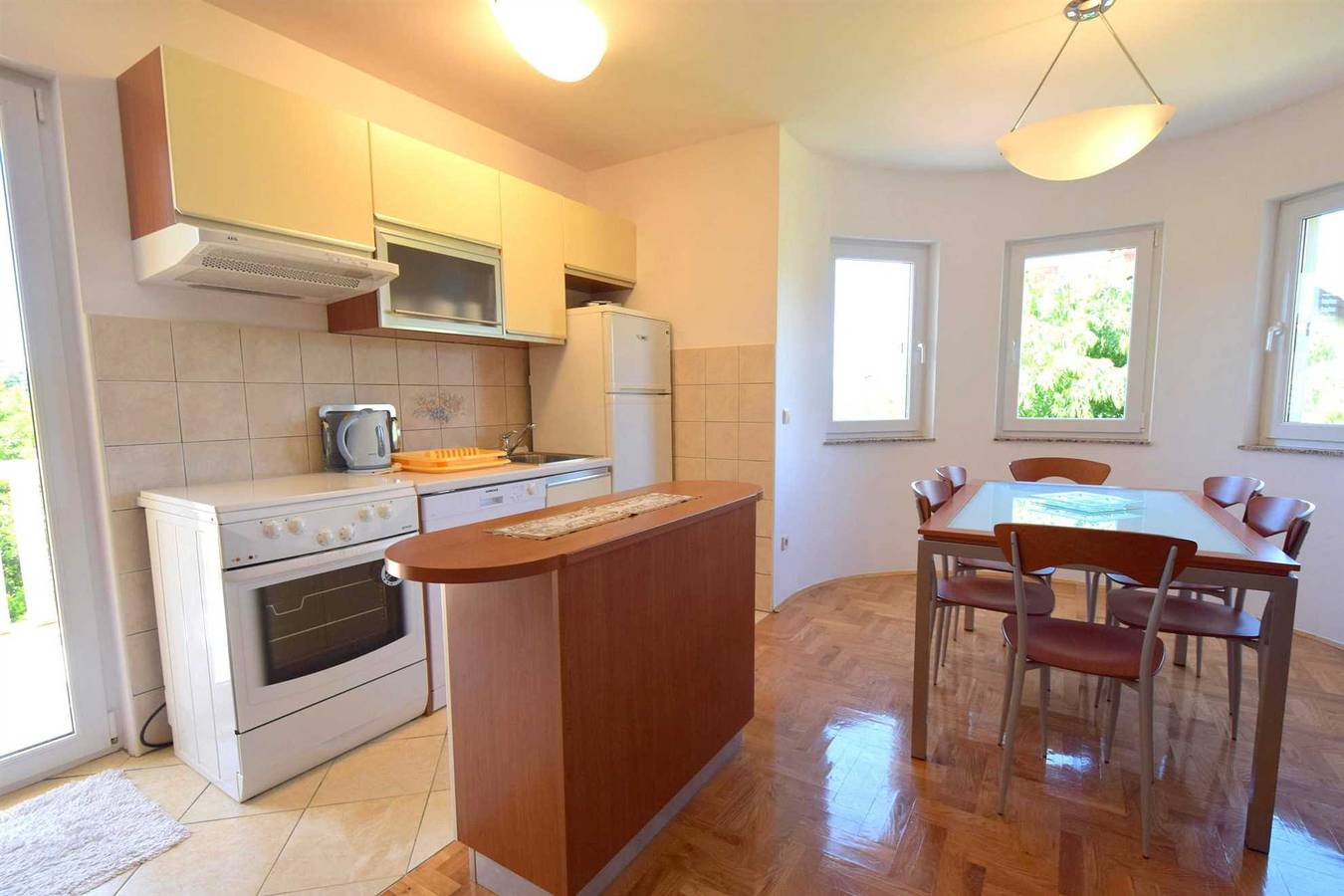 Ganze Wohnung, Apartment Mirela in der Nähe des Zentrums in Malinska-Dubašnica, Krk