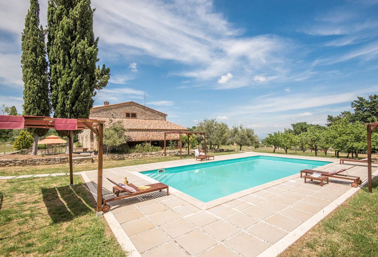 Appartamento per vacanze 'Tenuta Podere Montemelino' con vista su laghi e colline, piscina e Wi-Fi in Sarteano, Siena e dintorni