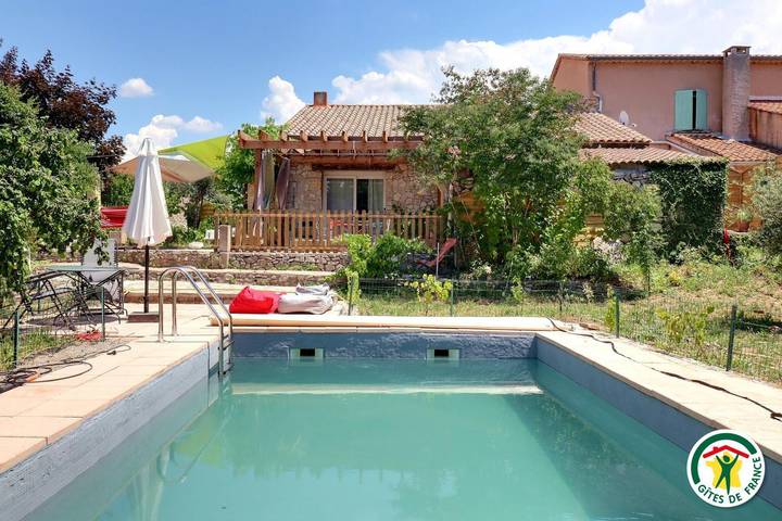 Gîte pour 6 personnes, avec jardin ainsi que piscine et terrasse