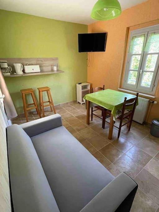 Appartement entier, One-Bedroom Apartment in Bourbon-Lancy, Région de Charolles