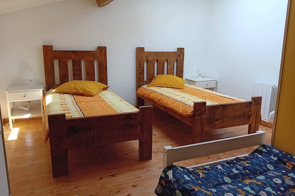 Self-catering cottage in the middle of a farm facing the Pyrenees. in Lafage, Carcassonne und Umgebung