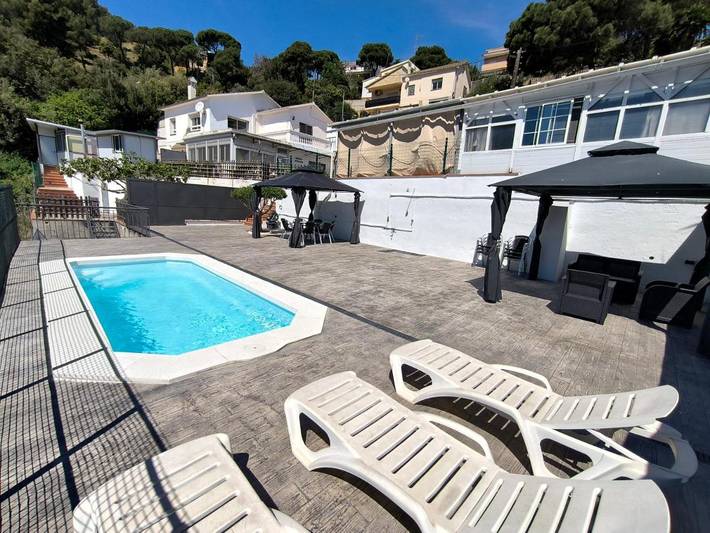 Gîte pour 16 personnes, avec balcon ainsi que piscine et vue à Argentona