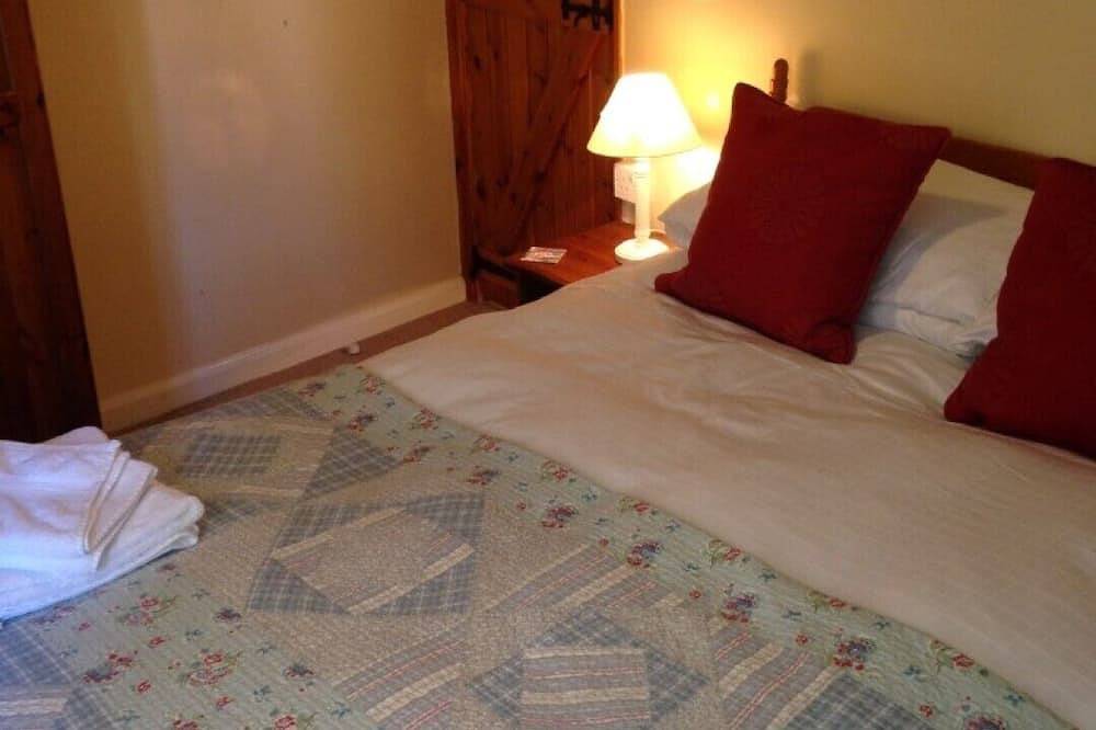 Endways Cottage 18th Century Cottage. Sleeps 6 in 3 bedrooms with 2 bathrooms. in Robin Hood's Bay, North York Moors National Park
