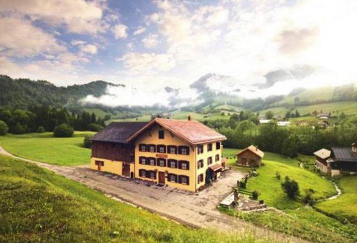 Location de vacances pour 2 personnes, avec vue ainsi que terrasse et jardin à Rossinière - 4