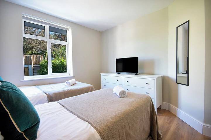 Stylish Salcombe House, Walk to Beach & Town, Dogs, Garden, 2 Parking, Sleeps 6 in Salcombe, South Devon