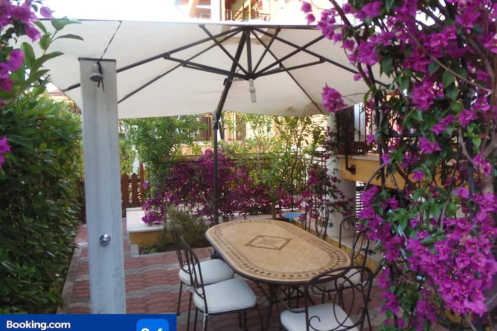 Entire apartment, Artemide-Pretty villa with garden by the pool. in Policoro, Gulf of Taranto