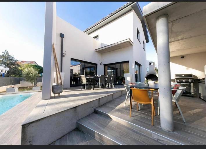 Villa pour 5 personnes, avec balcon ainsi que piscine et vue