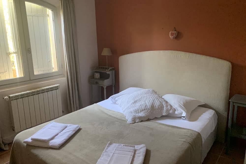 Warm summer Provencal villa, quiet, green, sunny, pisc/garden/jacu/petanque in Mouans-Sartoux, Cannes region