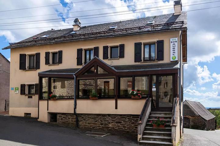 Gîte pour 12 personnes, avec piscine et terrasse à Les Hermaux