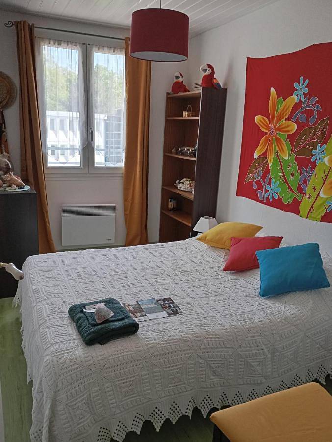 Appartement de vacances entier, La maison rose 2 chambres avec lit pour 2 personnes et 2 salles de bains a 15 kilomètres du circuit de Magny-Cours et 1,2 kilomètre du sanctuaire de ste Bernadette in Nevers, Nièvre
