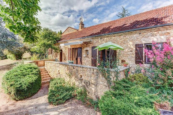 Location de vacances pour 6 personnes, avec jardin ainsi que piscine et balcon, animaux acceptés à Prats-du-Périgord