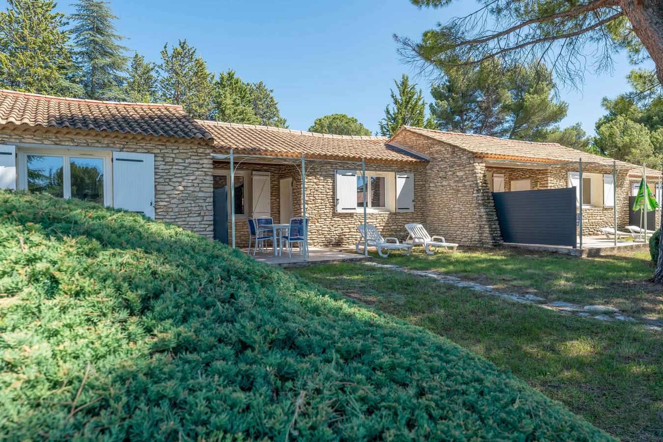 Geheel vakantieappartement, Provencal country house T2 in a tourist residence in La Roque-sur-Pernes, Vaucluse