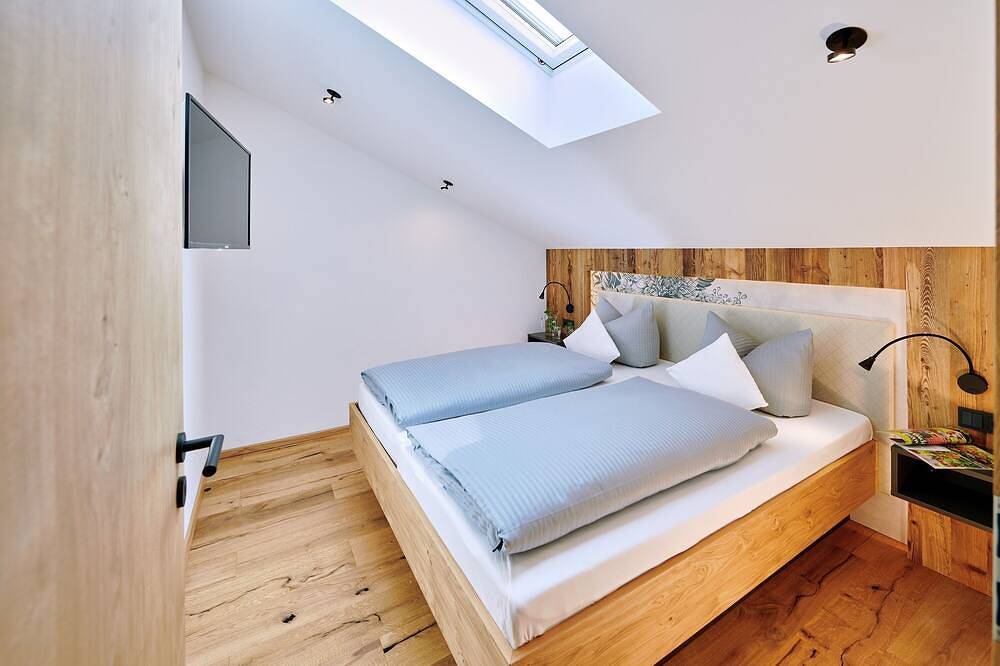 Ganze Wohnung, Ferienwohnung Badesteg, 1-5Pers., 2sep. Sz, Balkon mit Bergblick in Chieming, Chiemsee