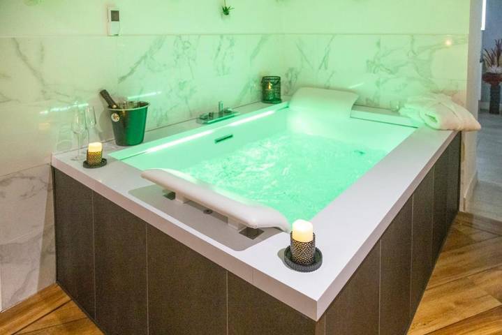 Location de vacances pour 2 personnes, avec Jacuzzi ainsi que Terrasse et Sauna à Dole
