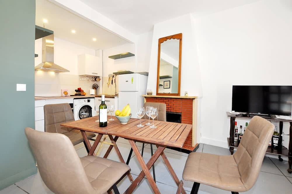 Nice home in Bizanet with kitchen in Bizanet, Narbonne region