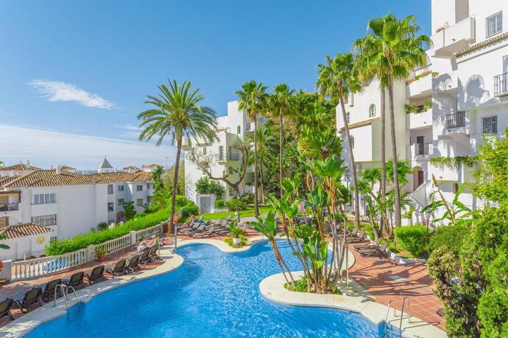 Apartahotel para 4 personas, con piscina y jacuzzi además de jardín y sauna en Benalmádena