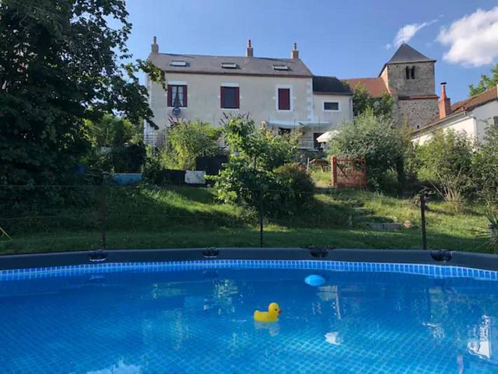 Location de vacances pour 8 personnes, avec piscine ainsi que vue et jardin à Lanty