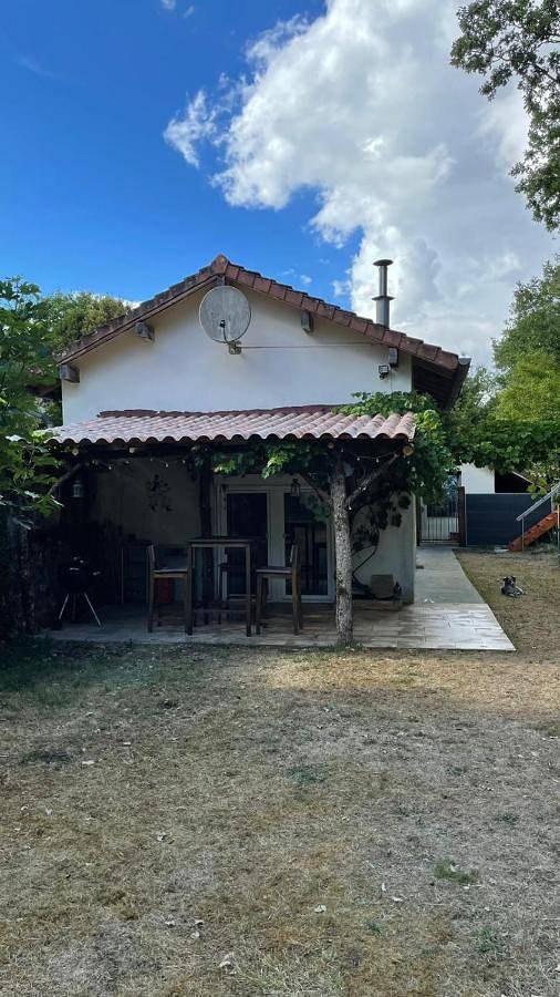 Location de vacances pour 4 personnes, avec vue ainsi que piscine et jardin à Sainte-Croix-de-Mareuil