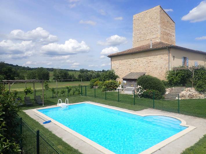 Gîte pour 5 personnes, avec Terrasse ainsi que Jardin et Piscine à Castelnau-de-Montmiral