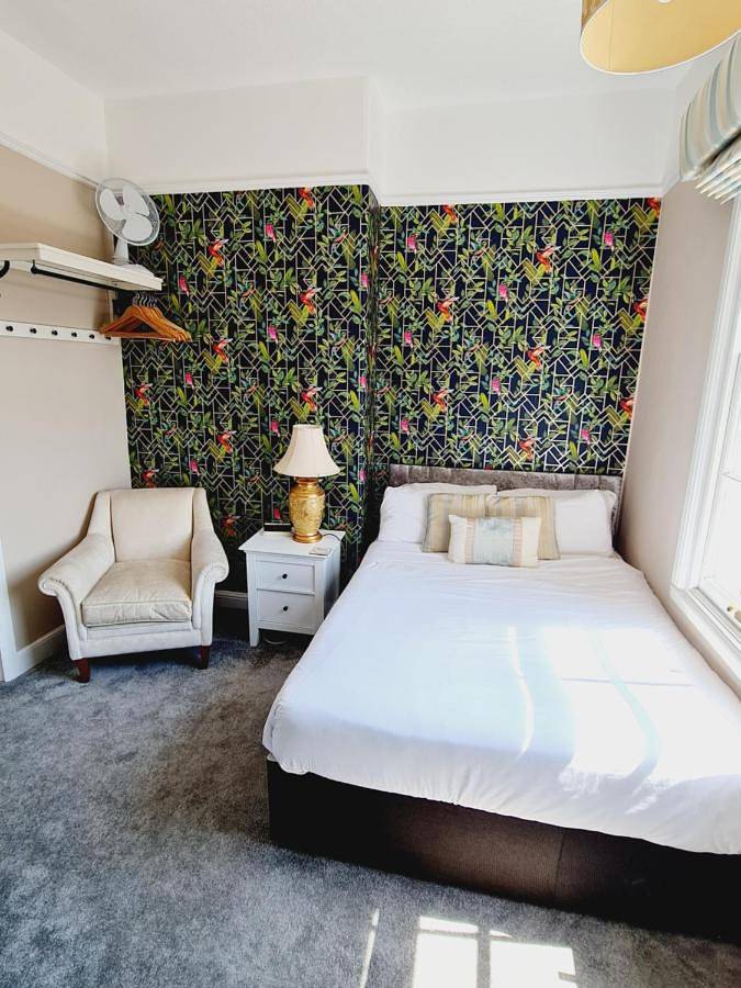 Double Room with Bathroom in Taunton, Somerset