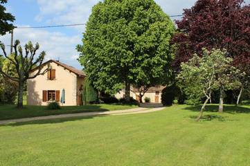 Location de vacances pour 12 personnes, avec vue ainsi que piscine et terrasse, animaux acceptés à Veyrines-de-Vergt