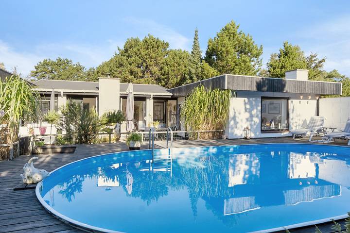 Ferienhaus mit Pool, Terrassen und Strandnähe in Yderby Lyng, Sjællands Odde
