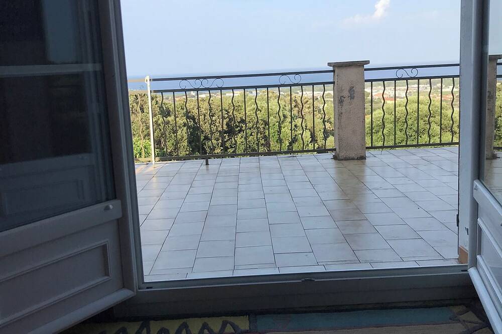 2km from sandy beaches, comfortable apartment in quiet detached villa in Furiani, Capo Corso