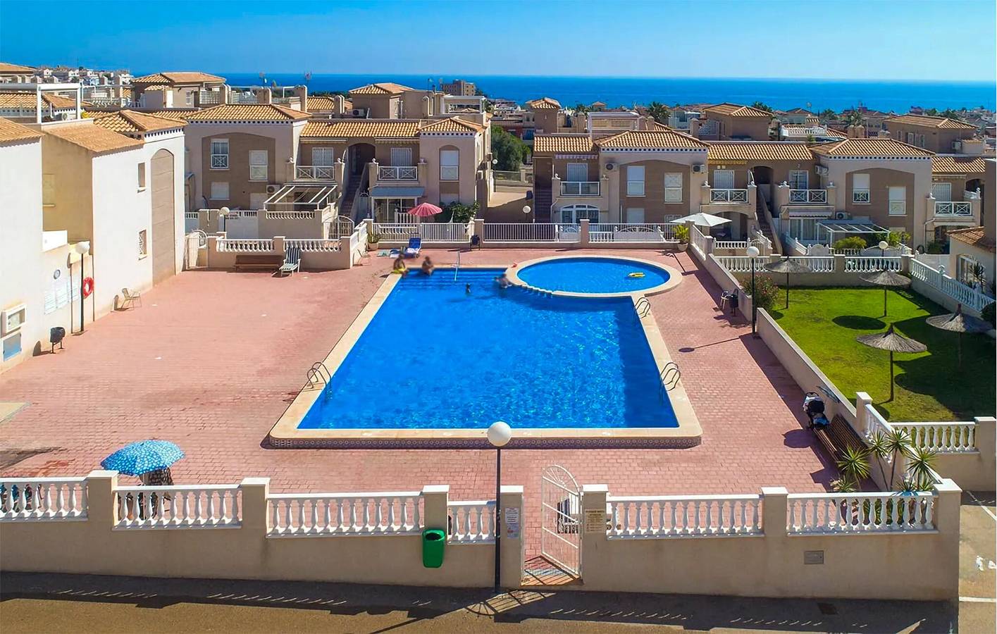 Appartamento con terrazza a bordo piscina, a 1 km dalla spiaggia in Las Calas, Torrevieja