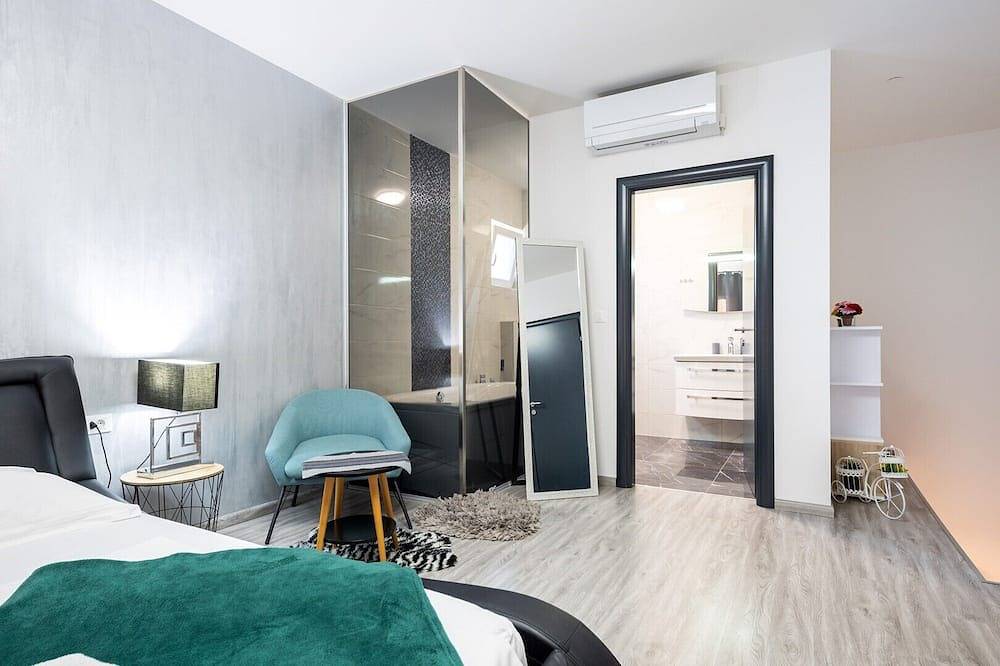 Villa Gabriel mit beheiztem Pool, Whirlpool, Sauna, Kinderspielplatz, Wifi, privatem Parkplatz, tierfreundlich in Dalmatinisches Zagora