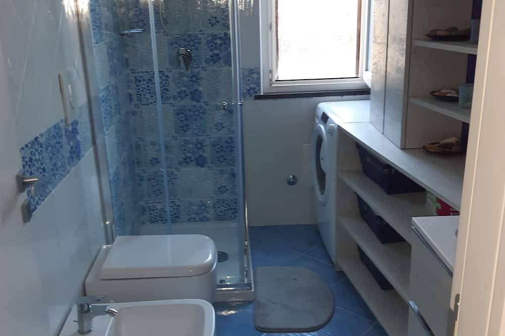 Appartamento intero, Appartamento elegante e confortevole con terrazza e piscina in Procida, Napoli e dintorni