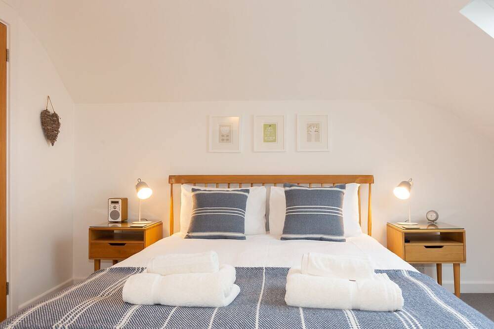 Holiday Cottage with Private Indoor Swimming Pool & Off-Road Car Parking in Carbis Bay, Cornwall
