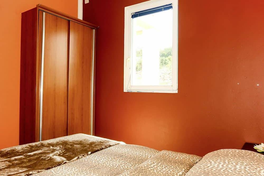 Ganze Wohnung, Angenehme Wohnung für 2 Gäste mit  W-Lan, Klimaanlage, Tv und Terrasse in Cesarica, Naturpark Velebit