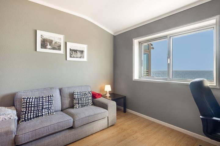 Holiday Home 'Sunshine Home - 300m To The Beach' with Sea View, Private Terrace and Wi-Fi in Leça da Palmeira, Matosinhos e Leça da Palmeira