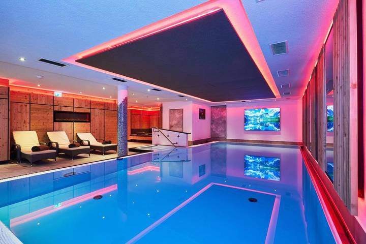 Hotel, mit Terrasse und Whirlpool sowie Garten und Pool