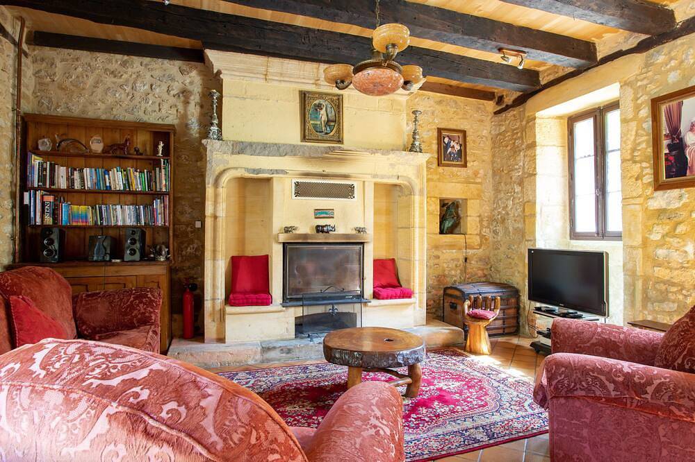 Your own Petit Chateau near Sarlat, private pool and tower with battlements! in Saint-André-d'Allas, Périgord Noir